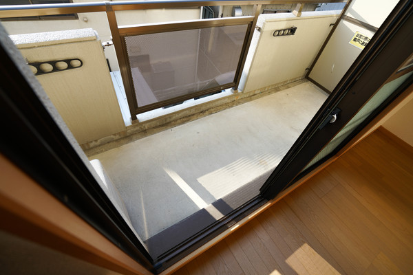 バルコニー　同じ建物の別のお部屋