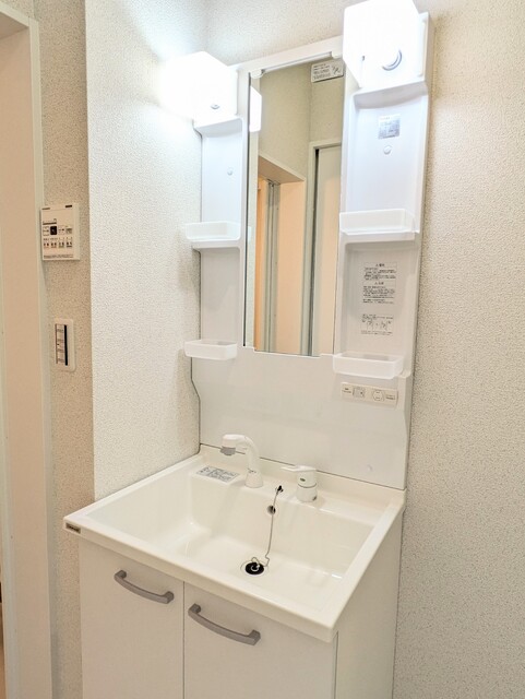 洗面設備　シャワー付洗面化粧台