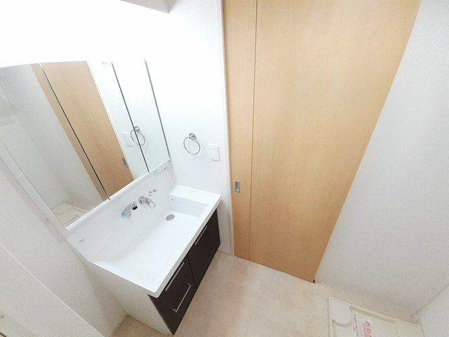 洗面設備　現在建設中の為、同じ施工会社の内装写真を添付しております（イ