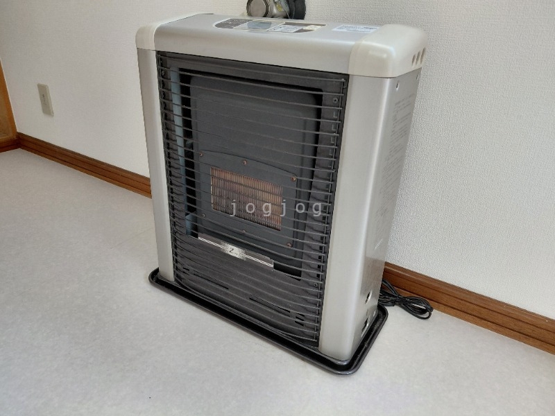 その他設備　冬はあったか石油ストーブです。