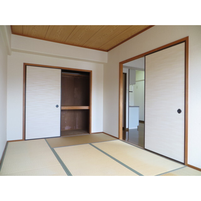 居室・リビング　※入居中のため、前回募集時の写真です。