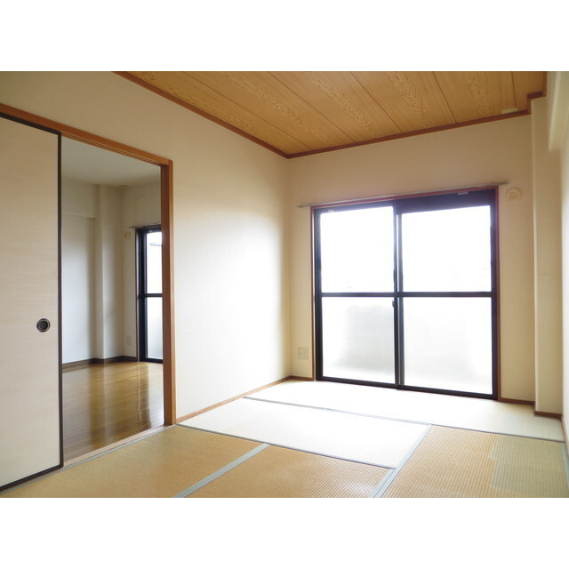 居室・リビング　※入居中のため、前回募集時の写真です。