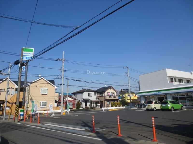コンビニ　ファミリーマート 西原三丁目店（コンビニ）まで20m