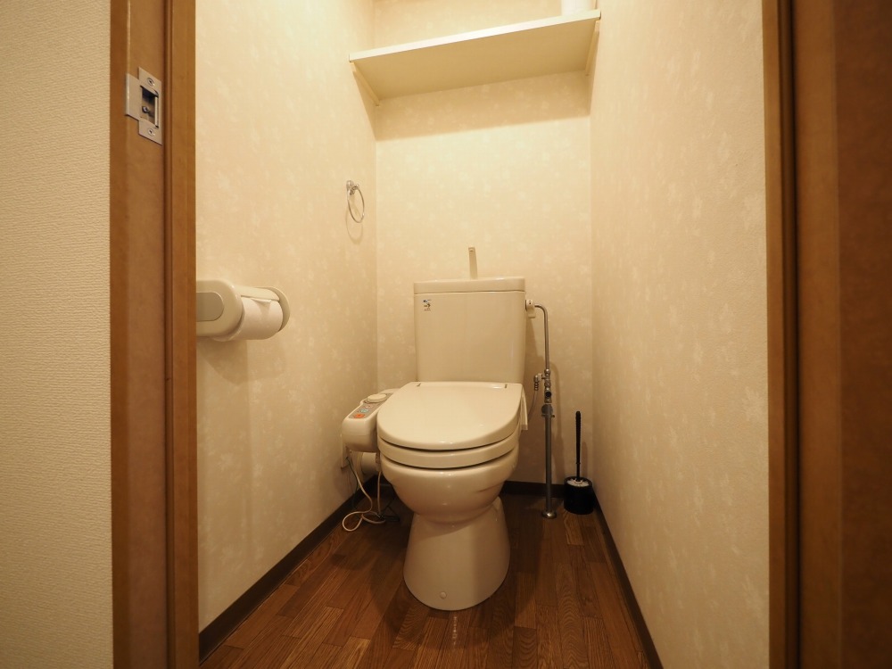 トイレ　落ち着いた色調のトイレです