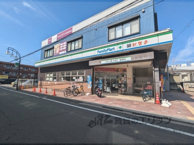 コンビニ　ファミリーマート薬ヒグチ岩田南（コンビニ）まで700m