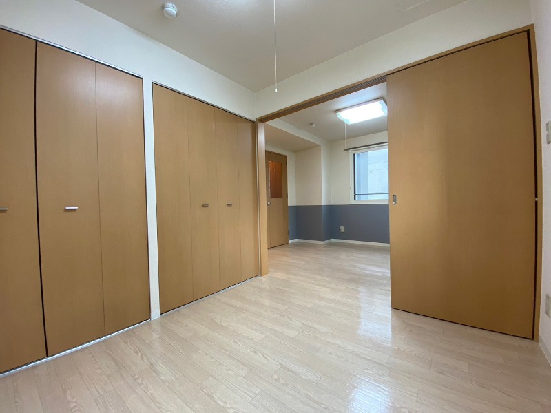 その他部屋・スペース　寝室はこちらです。光が差し込む、温かみのあるお部屋です。