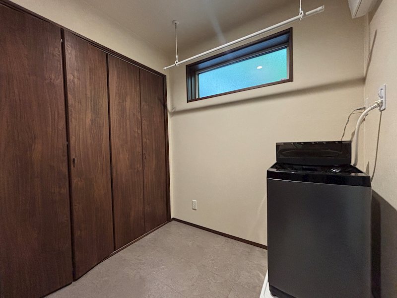 洗面設備　脱衣所兼ランドリールーム。室内で洗濯物を干せます。