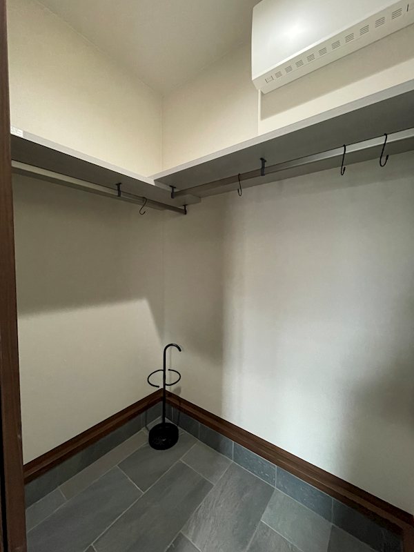 収納　土間玄関横の大型収納。お洋服もかけられます