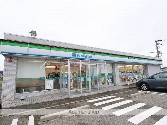 コンビニ　ファミリーマート（コンビニ）まで949m