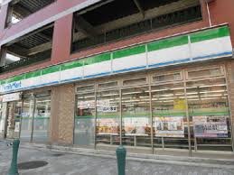 コンビニ　ファミリーマートみなと元町駅前店（コンビニ）まで43m
