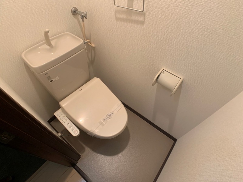 トイレ　ウォシュレット機能がついたトイレ。安心して使用できますね。