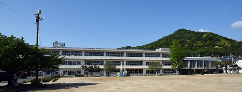 小学校　幡豆小学校（小学校）まで973m