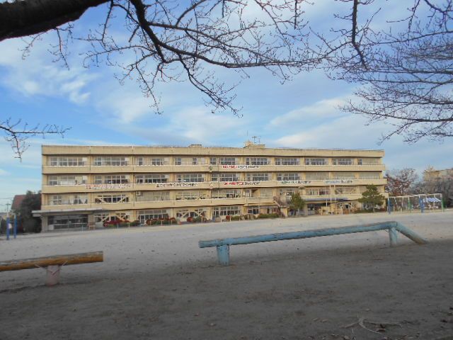 小学校　三郷市立丹後小学校（小学校）まで609m