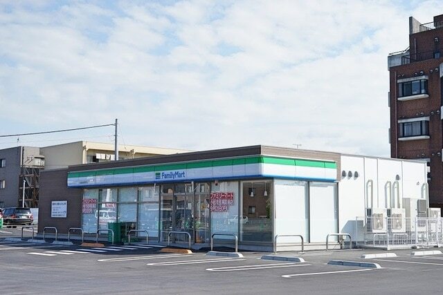 その他　ファミリーマート（その他）まで700m