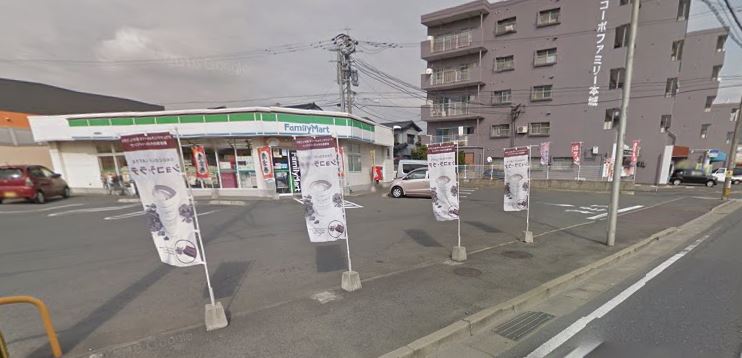 コンビニ　ファミリーマート 八幡御開三丁目店（コンビニ）まで496m
