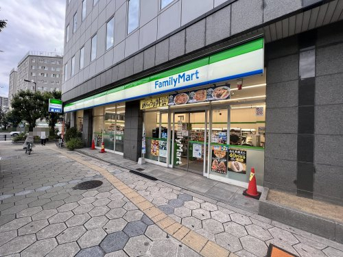 コンビニ　ファミリーマート 谷九駅前店（コンビニ）まで152m