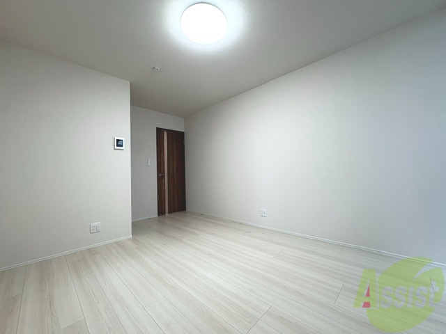 その他部屋・スペース　洋室にベッドを置いても狭く感じないです。