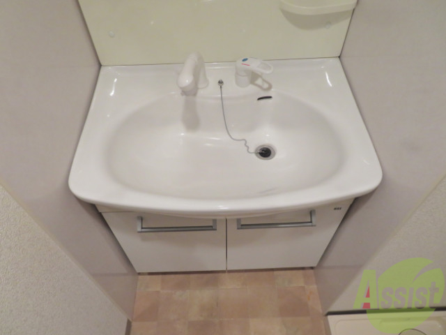 洗面設備　シャワーがついてますのでこちらで髪の毛のセットできます。