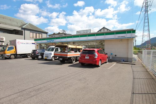 コンビニ　ファミリーマート中国労災病院前店（コンビニ）まで295m