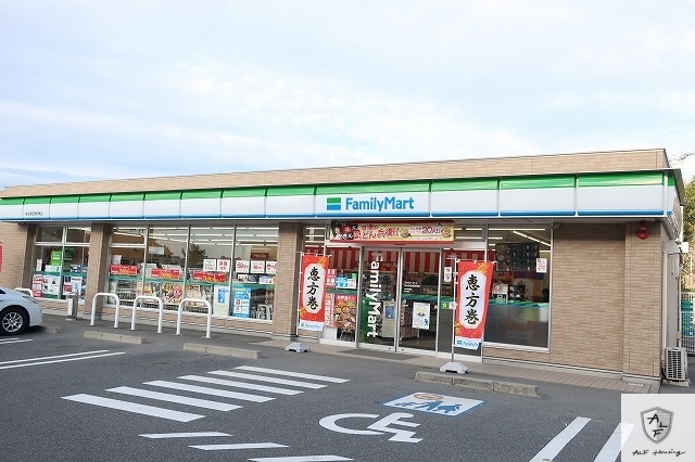 コンビニ　ファミリーマート（コンビニ）まで700m