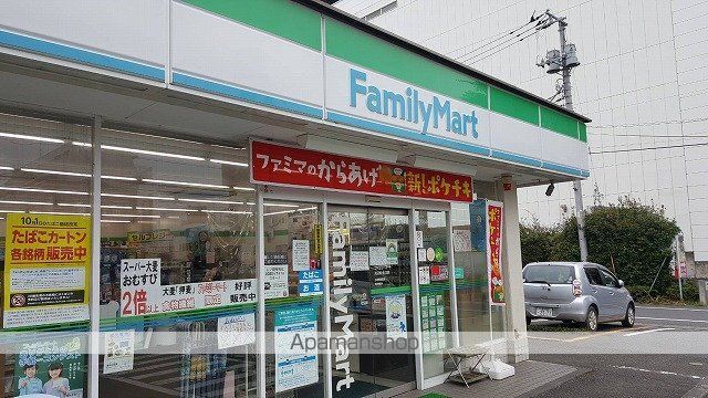 コンビニ　ファミリーマート（コンビニ）まで114m