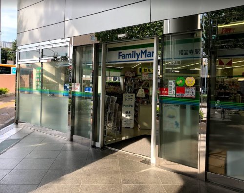 コンビニ　ファミリーマート 護国寺駅前店（コンビニ）まで528m