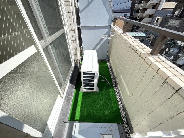 バルコニー　暖かな日差しのふりそそぐバルコニー