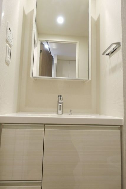 洗面設備　独立洗面台、朝の身支度には欠かせません