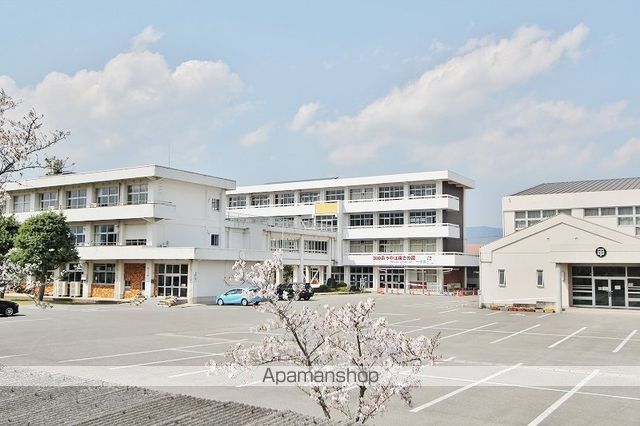 中学校　鴨島第一中学校（中学校）まで506m