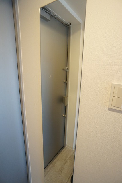 玄関　同物件別部屋写真です