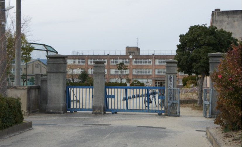 小学校　一身田小学校（小学校）まで664m