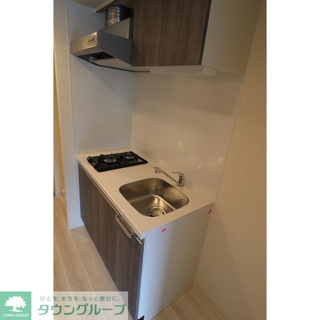 キッチン　上部に吊戸棚あり