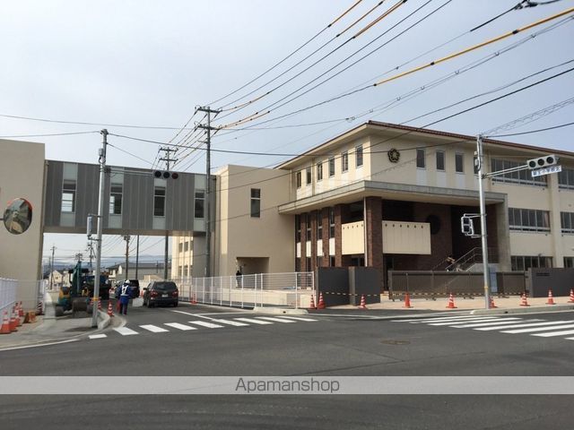 小学校　龍王小学校（小学校）まで1050m
