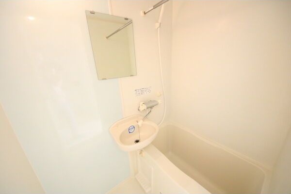 バス・シャワールーム　※写真は同じマンションの違う部屋のものになります。