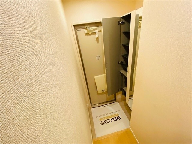 玄関　同一建物内２０３号室内装写真掲載