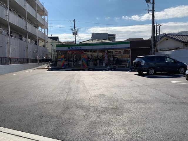コンビニ　ファミリーマート日野日野台店（コンビニ）まで513m