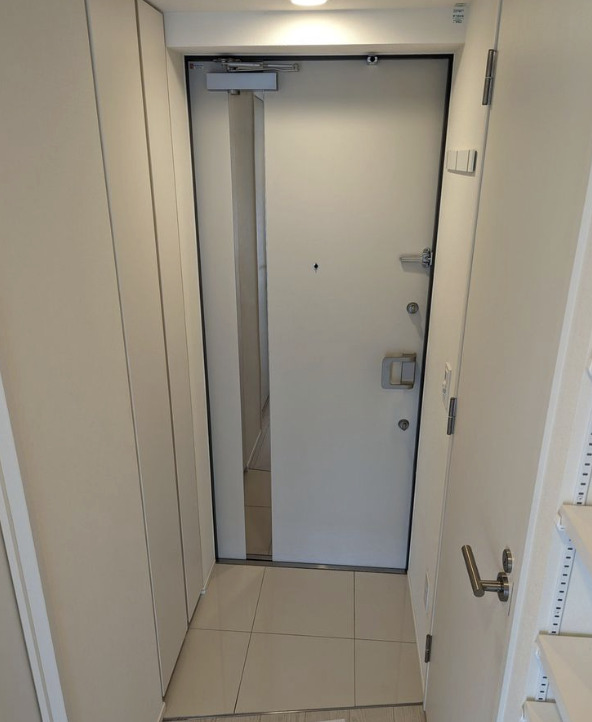 玄関　※別部屋の参考写真です。