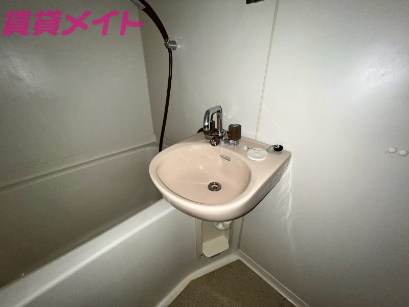 洗面設備　別部屋参考写真です