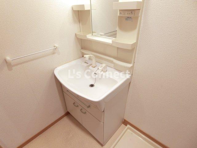 洗面設備　朝の支度もスムーズな独立洗面台。