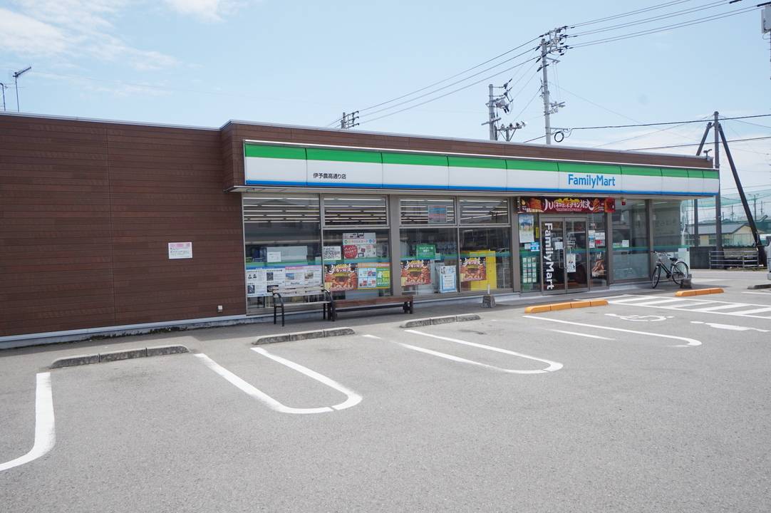 コンビニ　ファミリーマート伊予農高通り店（コンビニ）まで520m