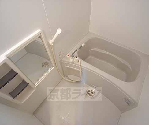 バス・シャワールーム　少し広めの浴槽です！