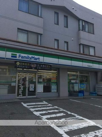 コンビニ　ファミリーマート（コンビニ）まで690m
