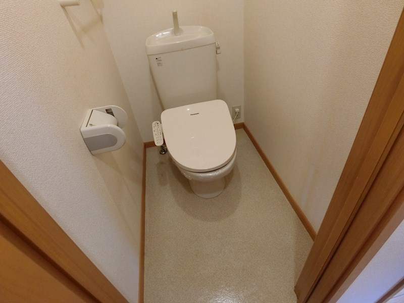 トイレ　嬉しい温水洗浄便座付き！広さも十分！