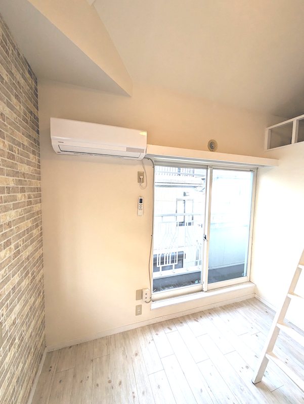 居室・リビング　大きな出窓付きの明るいお部屋です！