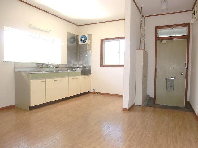 キッチン　角部屋の為、出窓付きで明るいキッチンです。
