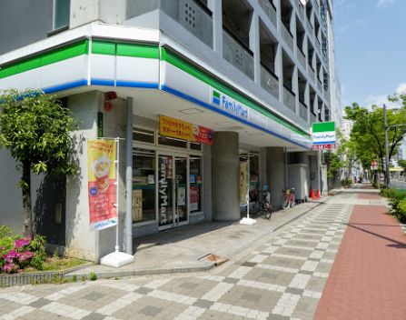 コンビニ　ファミリーマート 本庄西三丁目店（コンビニ）まで308m
