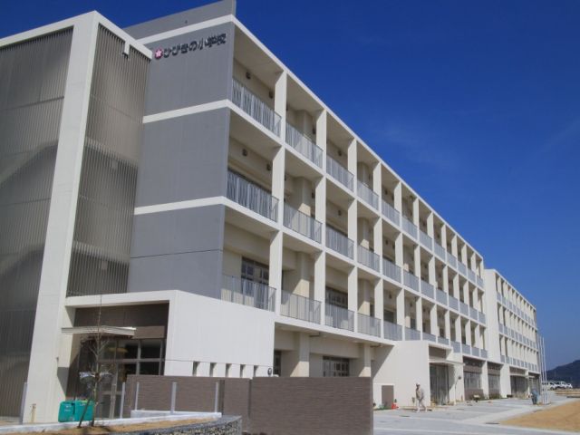 小学校　北九州市立ひびきの小学校（小学校）まで728m