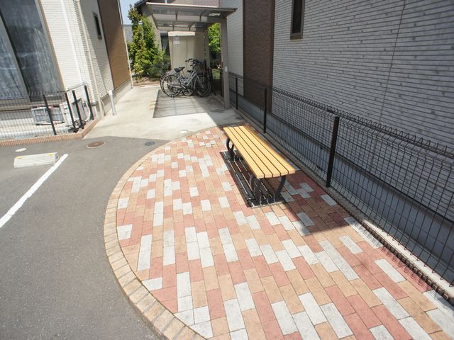 その他共有部分　屋根付きの駐輪場とオシャレなベンチがあります♪