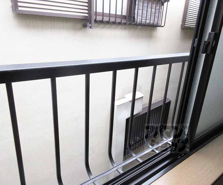 バルコニー　周りには閑静な住宅街があります。