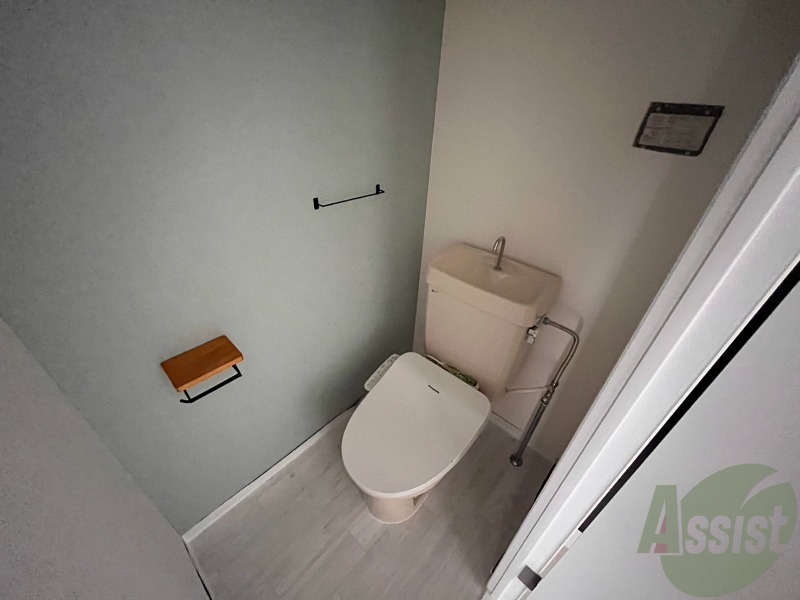トイレ　トイレはこちらのウォシュレット付きになりますね。